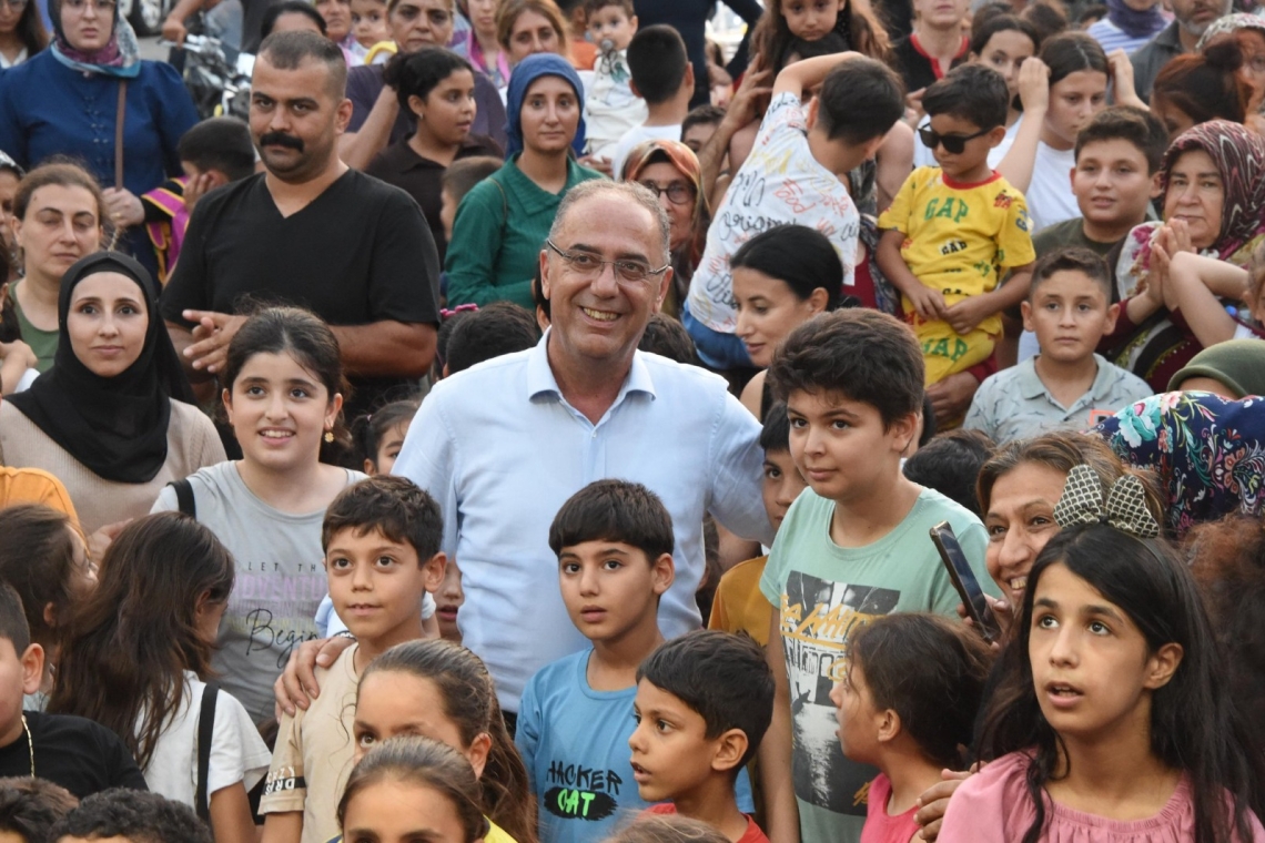 BAŞKAN YAPAR, ÇOCUK ŞENLİĞİ’NDE ÇOCUKLARLA BİRLİKTE 