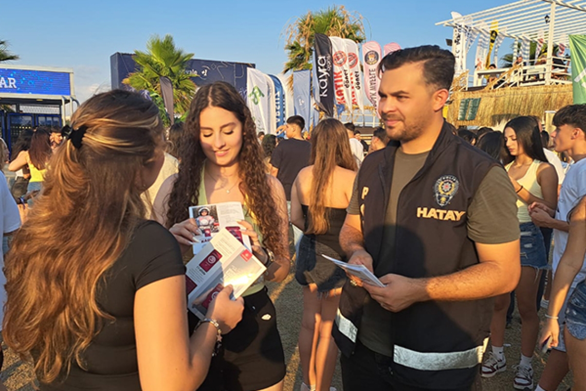Narko Polis'ten Festivalde Aydınlatıcı Broşür