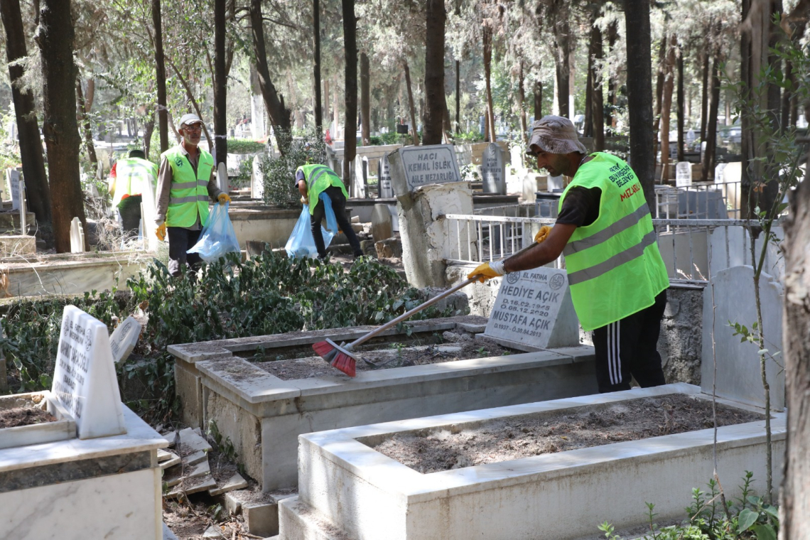 HATAY'DAKİ MEZARLIKLARDA TEMİZLİK ÇALIŞMASI 
