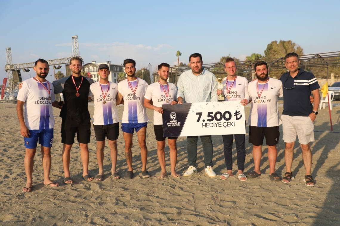 ZAFER COŞKUSU SAHİLDE SPORLA TAÇLANDI