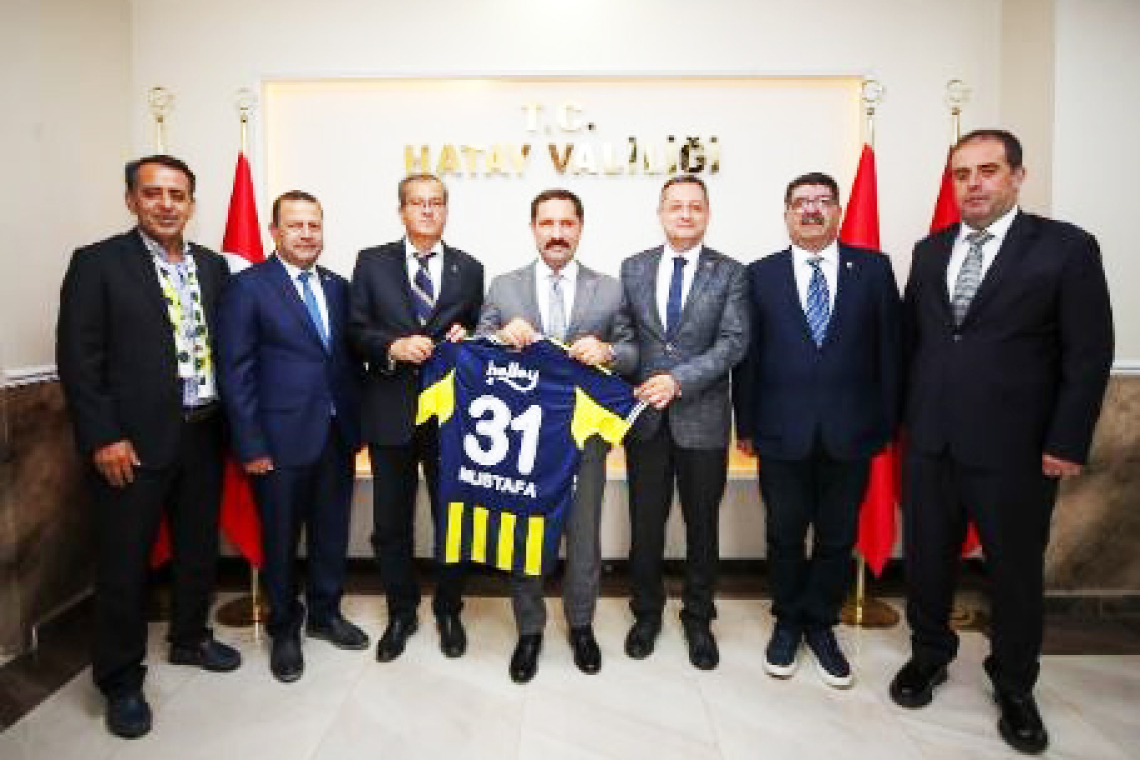 Fenerbahçelilerden Vali Masatlı'ya Hatay Forması