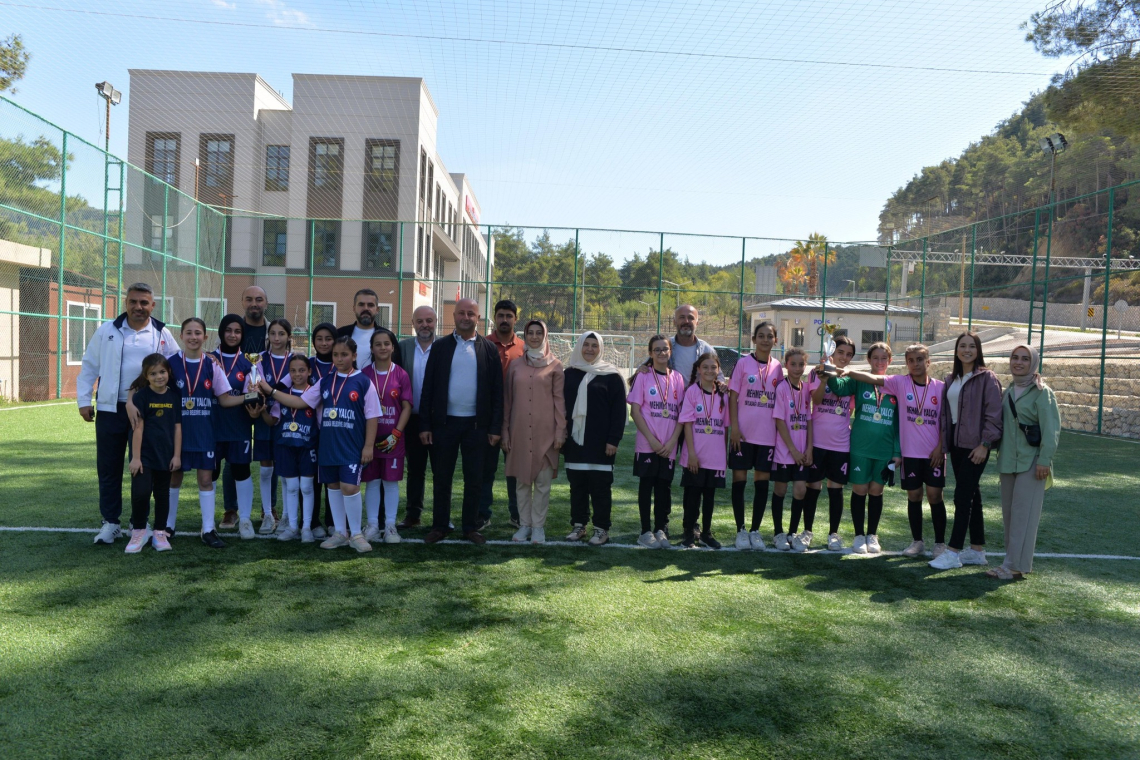 YAYLADAĞI'NDA KIZLAR FUTBOLUN LİDERİ SEBENOBA