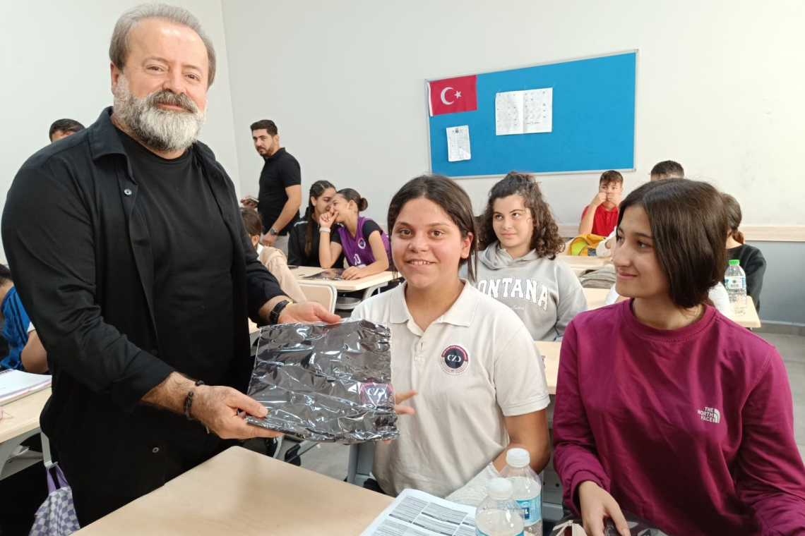 Zeynep Deniz Cavide Şahutoğlu Ortaokulu Öğrencilerine Hediye