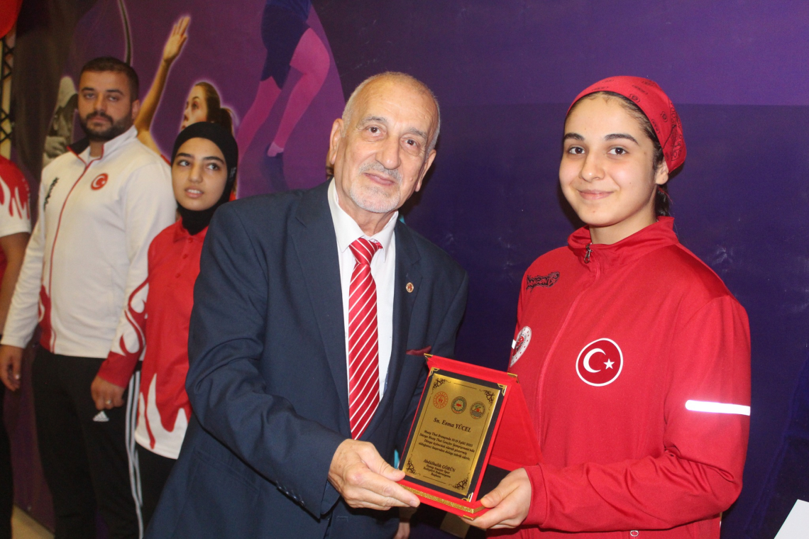 HATAY’DA BAŞARILI SPORCULARA ÖDÜL