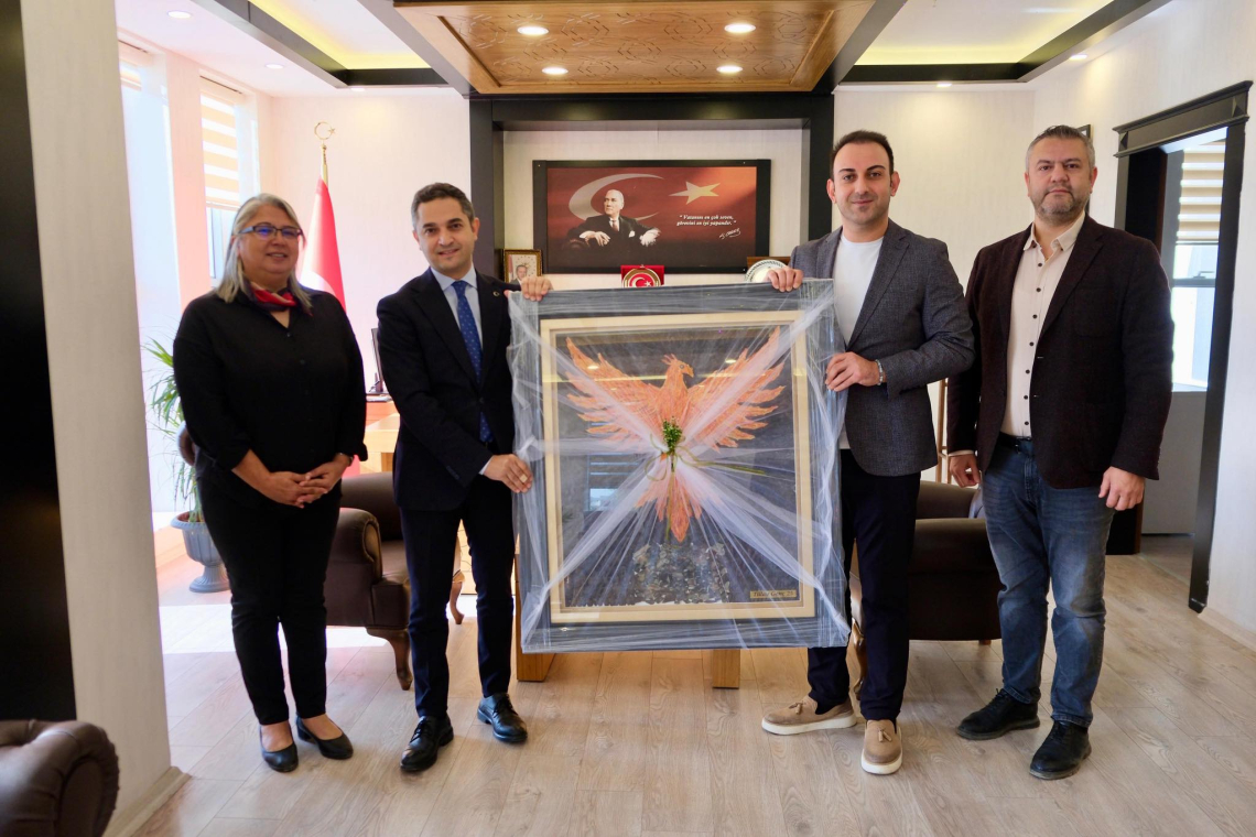 Kaymakam Murat'a Anlamlı Hediye; &quot;Küllerinden Doğan Defne&quot; Tablosu