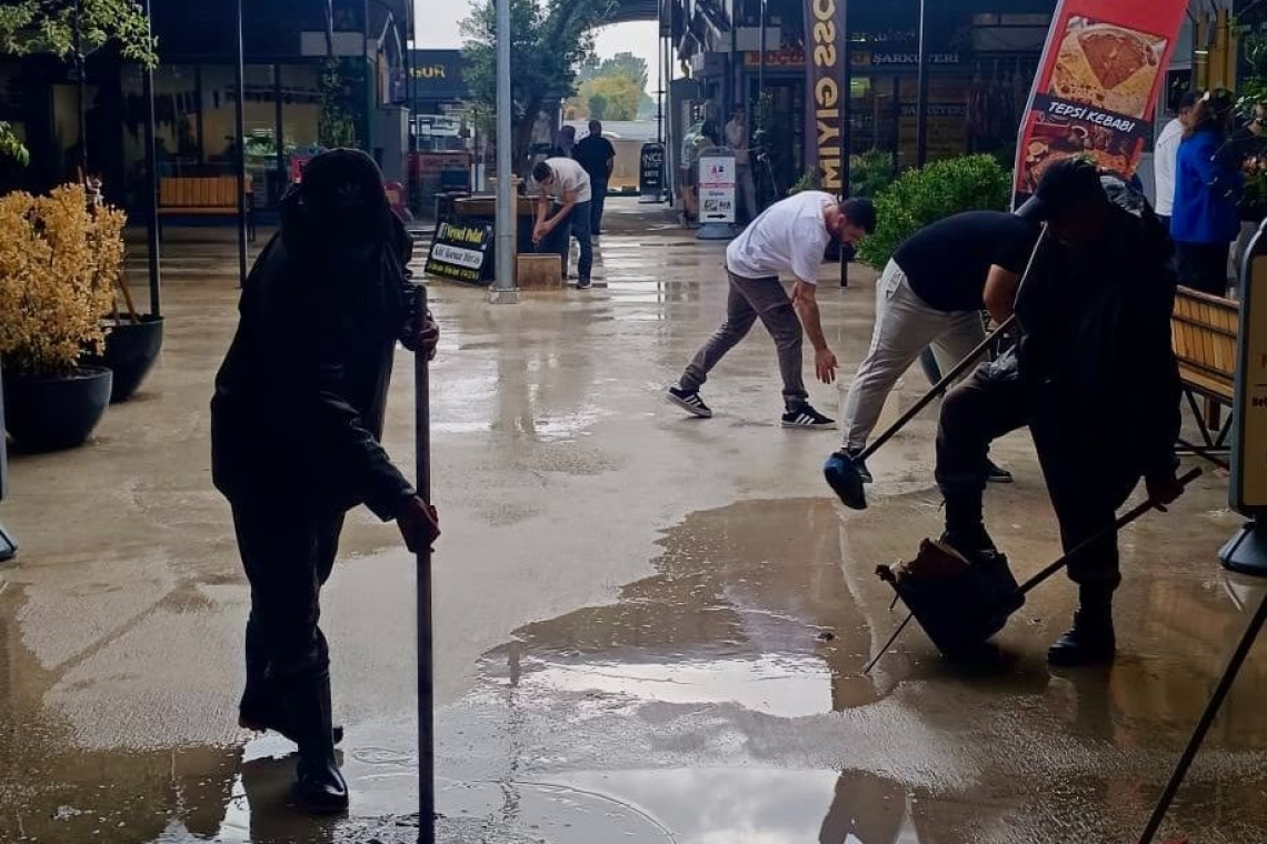 ANTAKYA'DA YAĞMUR SONRASI TEMİZLİK