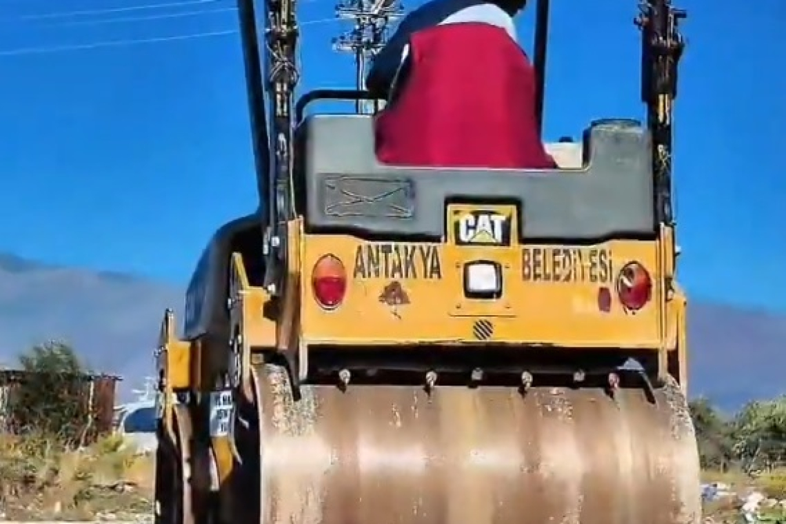 ANTAKYA'DA  KONFORLU YOLLAR İÇİN ASFALT ÇALIŞMALARI 