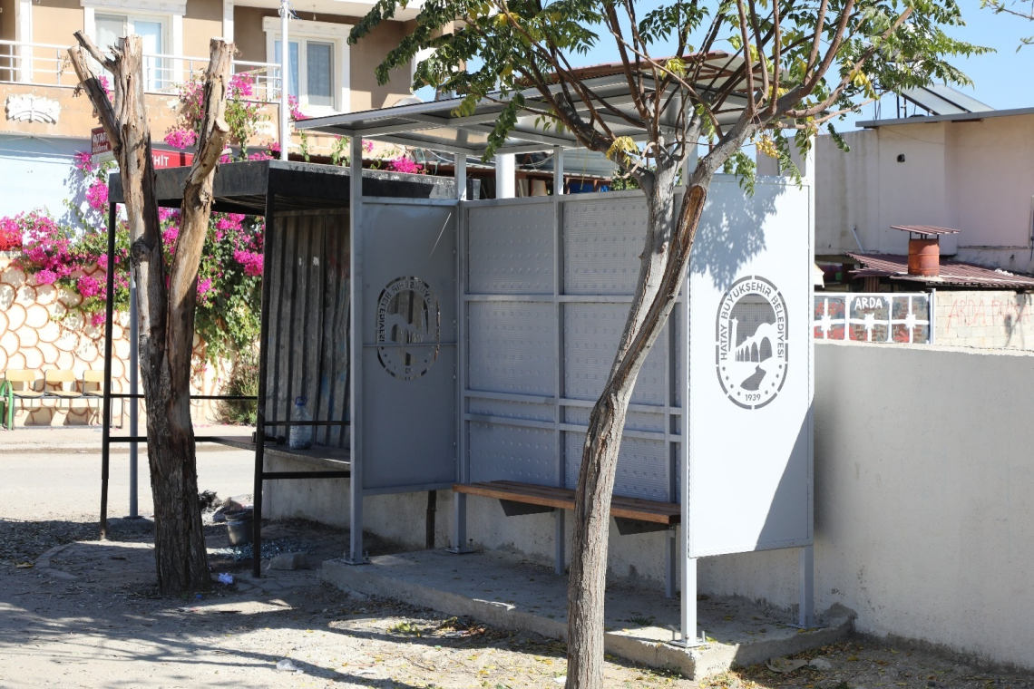 DURAKLAR YAYA GEÇİŞLERİNİ ENGELLEMEDEN YAPILAMAZ MI? 