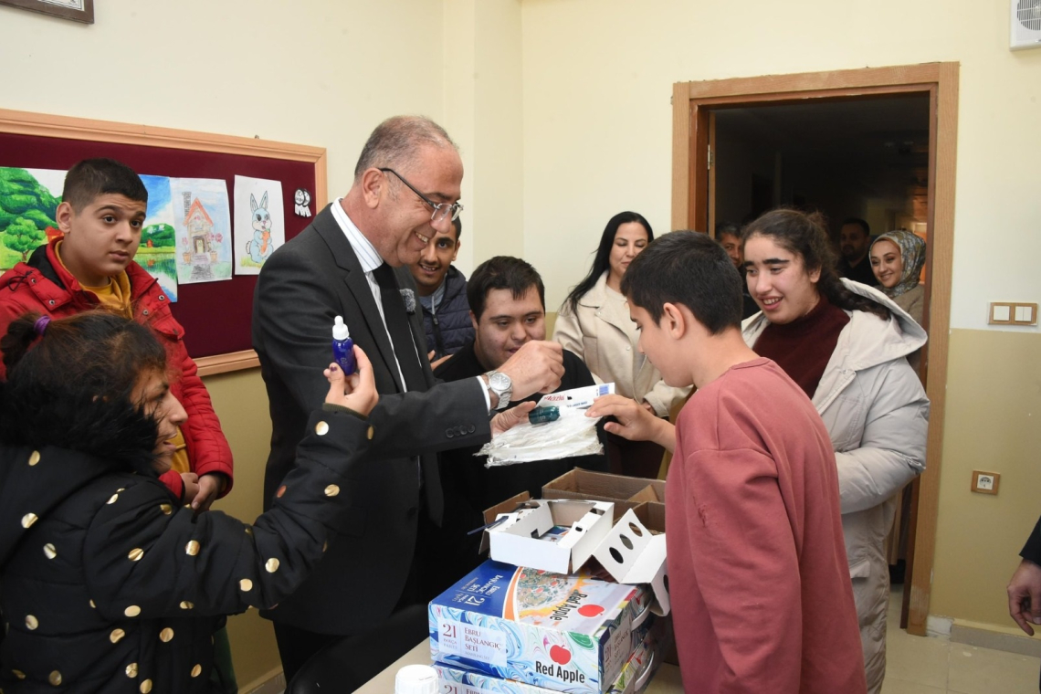 ÖZEL EĞİTİM UYGULAMA OKULU ÖĞRENCİLERİNE KIRTASİYE DESTEĞİ 