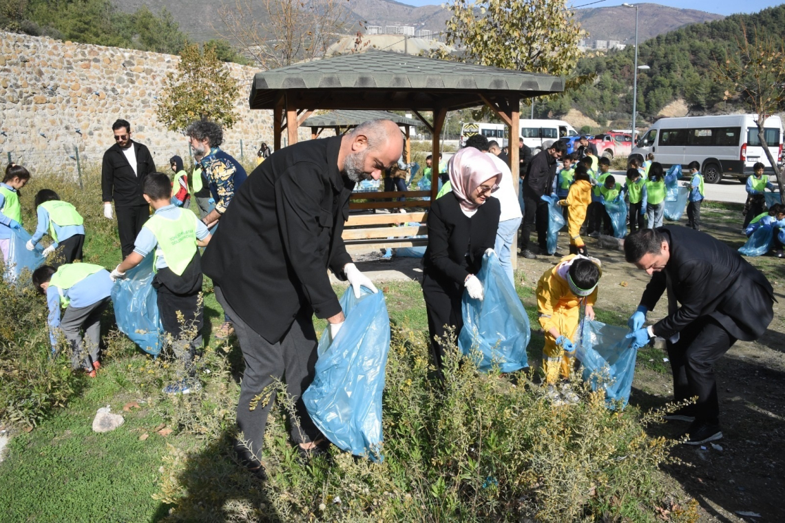 AMBALAJ ATIKLARINI ÖĞRENCİLER TOPLADI