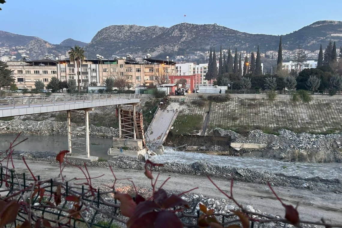 Defne'de Çöken Köprü Kontrollü Şekilde Yıkıldı