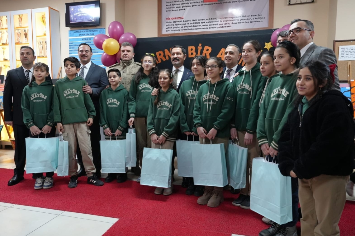 ALTINÖZÜ'NDE KARNE SEVİNCİ