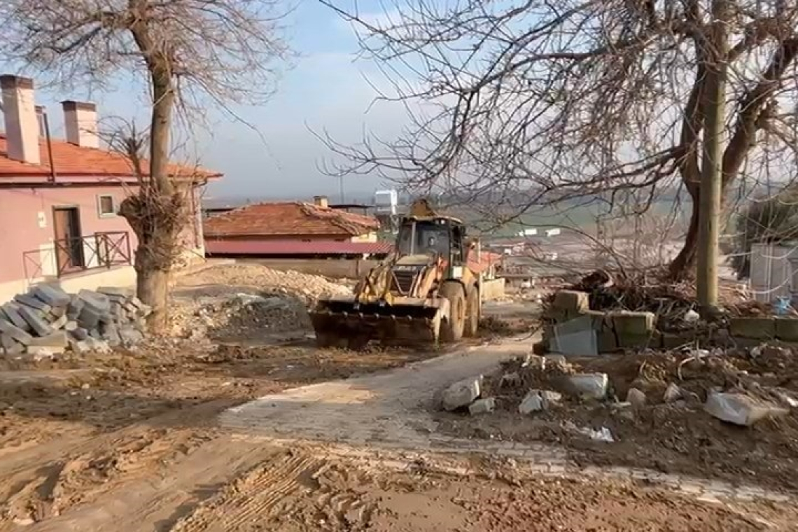 ÇOCUKLARIN ÇAMUR ÇİLESİNE BAŞKAN ÖNTÜRK'TEN ÇÖZÜM