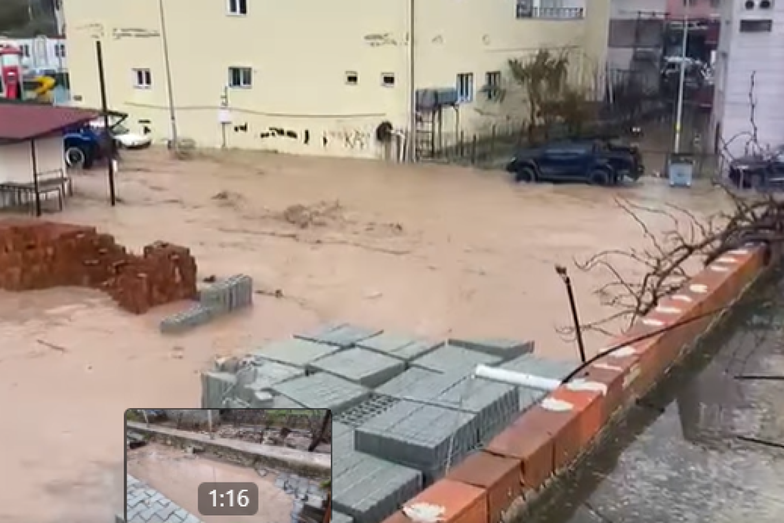 YAYLADAĞI’NDA AŞIRI YAĞIŞ SELE DÖNÜŞTÜ