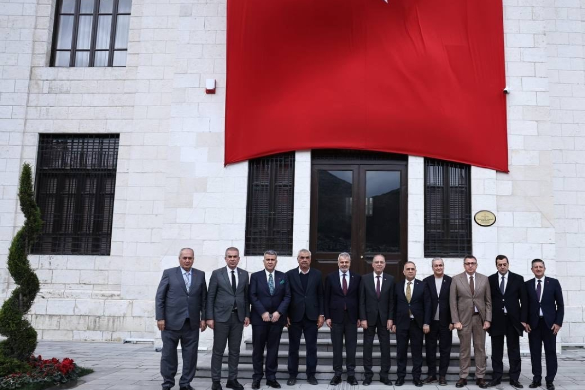 TARİHİ BİNA ÖNÜNDE ANTAKYA HATIRASI FOTOĞRAFI 