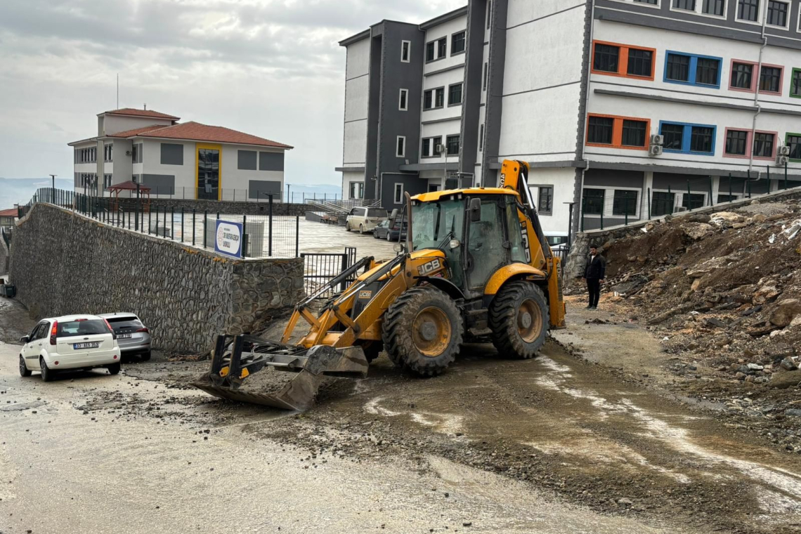 SOSYAL MEDYADAKİ OKUL ÖNÜNDEKİ ÇAMUR SORUNUNA MÜDAHALE