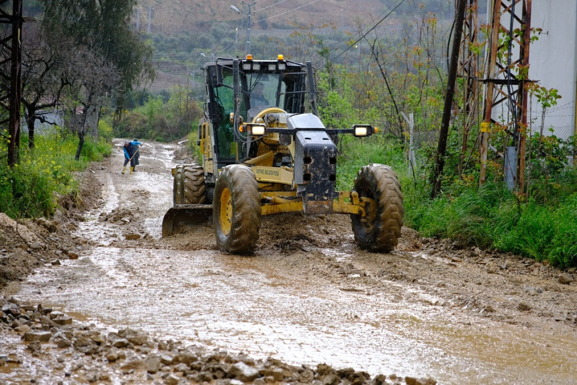 DEFNE BELEDİYESİ’NDEN SAĞANAK YAĞIŞA MÜDAHALE