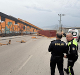 İskenderun'da Fırtına Konteyneri Devirdi