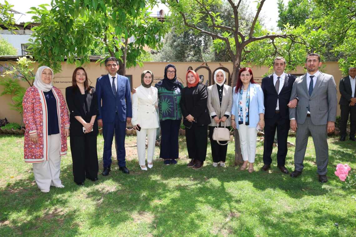 HATAYLI FİLOZOF CEMİL MERİÇ'İ DÜNYA OKUYOR 