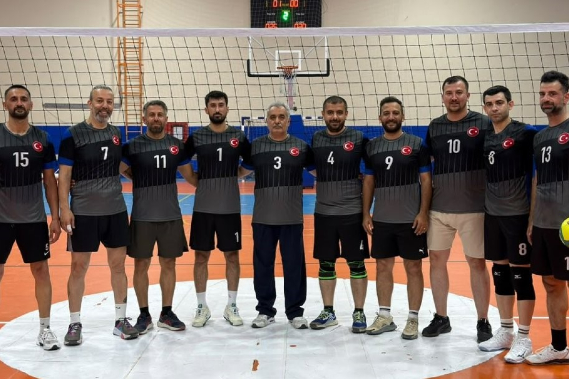 Voleybolda Kupayı Kırıkhan Eğitimcileri Aldı