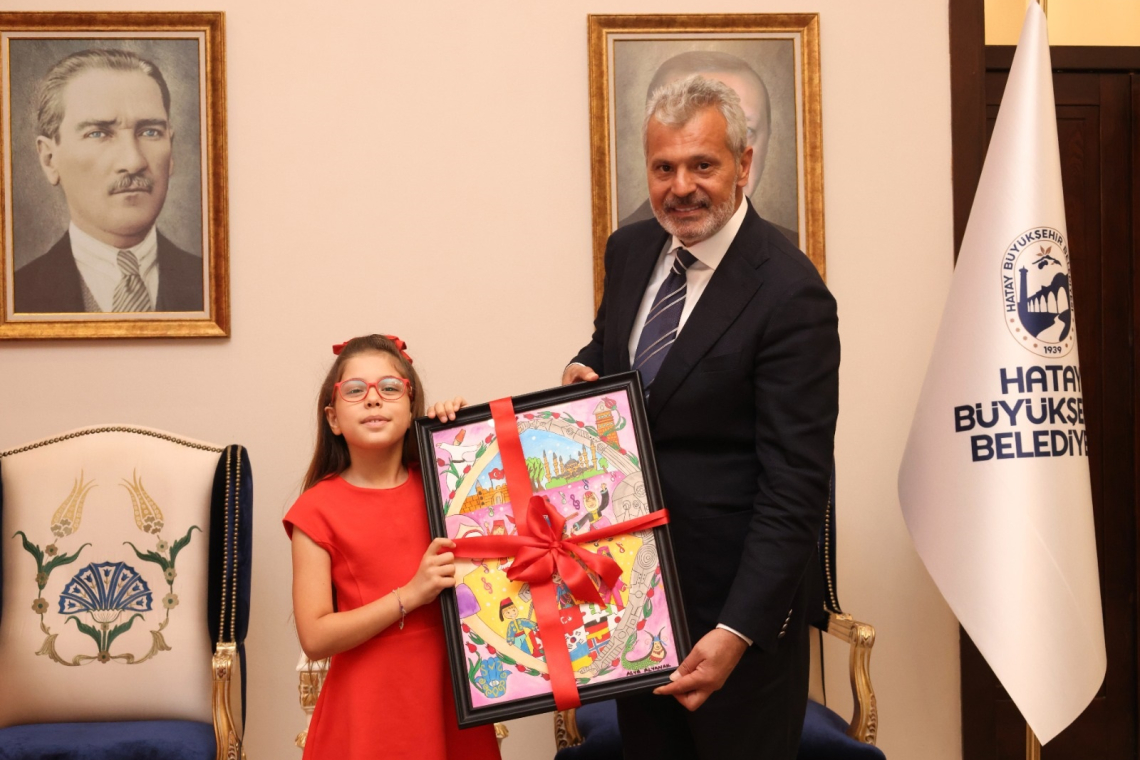 DÜNYA BİRİNCİSİ MİNİK RESSAM ASYA’NIN SÜPER KAHRAMANI: BAŞKAN ÖNTÜRK