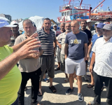 AKARYAKIT MAĞDURU BALIKÇILAR TEKNELERİ DEMİRLEDİ
