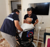 REYHANLI’DA ENGELLİ VATANDAŞA AKÜLÜ TEKERLEKLİ SANDALYE DESTEĞİ