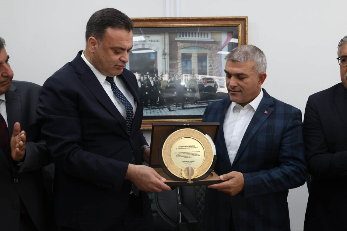 ESNAFTAN ZİYARET ANISINA PLAKET 