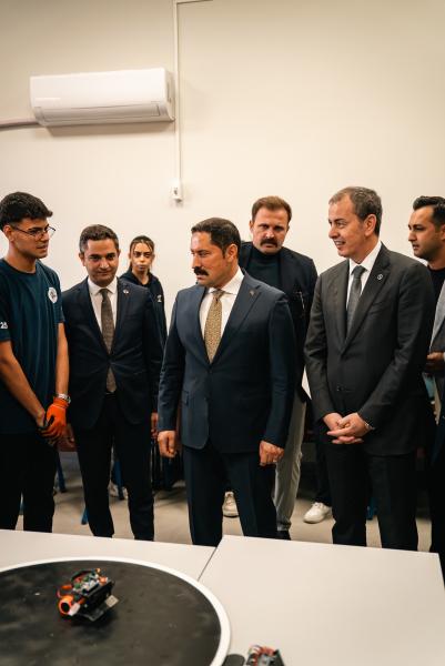 1763555943_IsBank_gorsel_2_Hatay_Okul_Ziyareti_ve_Lojman_A____l_______19_Kas__m_2025.jpg
